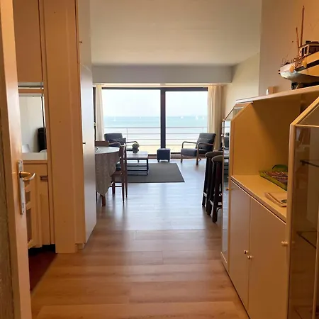 In By The Sea Wall, Cleaning Included * 尼乌波特